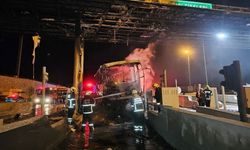 Mersin'de beton bariyere çarpan yolcu otobüsü alev aldı: 6 yaralı