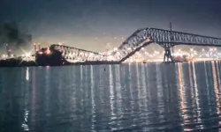ABD’de kargo gemisinin çarptığı köprü yıkıldı