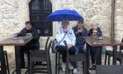 Girne esnafı şemsiye sorununa halen daha çözüm bekliyor, turistler ıslanmaya devam ediyor!