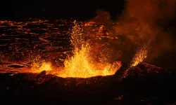 Sıcaklığın 500 dereceye kadar çıktığı yanardağ ateşinde mangal yapıyorlar