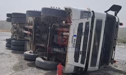 Girne Dağyolu'nda kaza... Kum yüklü kamyon devrildi!