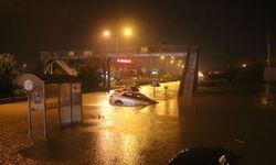 Hatay'da caddeler göle döndü: Otomobiller suya gömüldü