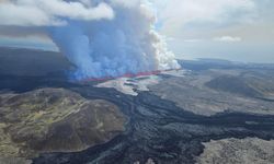İzlanda'daki bir yanardağ lav püskürtmeye devam ediyor