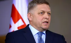 Slovakya Başbakanı Fico'ya silahlı saldırı: Karnından vuruldu