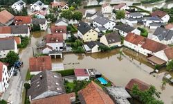 Almanya'da sel felaketi: Kurtarma çalışmalarına katılan itfaiyeci öldü