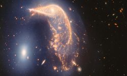 'Penguen' ve 'Yumurta' galaksileri iç içe görüntülendi
