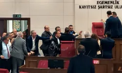 Meclis'te gerginlik: Öztürkler koltuktan kalkmadı, Derya su fırlattı!