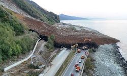 Artvin'de heyelan: Karadeniz Sahil Yolu ulaşıma kapandı