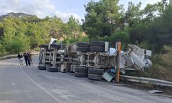 Tatlısu-Geçitkale Anayolu’nda beton mikseri devrildi!