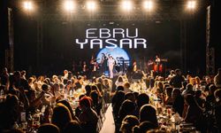 Ebru Yaşar, Les Ambassadeurs sahnesinde büyüledi