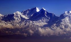 Everest'te şerpalar zirveye kadar olan rotanın ip hattı kurulumunu tamamladı