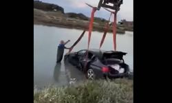 Tehlikeli sürüş yaparken gölete düştü: Yaralanan olmadı