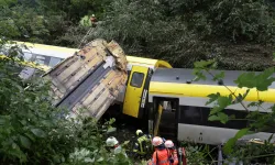 Almanya'da yolcu treni raydan çıktı: Üç kişi öldü