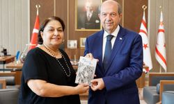 Neriman Saygılı "Bir Arpalık Yer” adlı kitabı Cumhurbaşkanı Tatar'a takdim etti