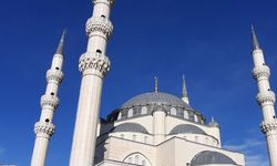 Camideki bağış kutularını çaldı