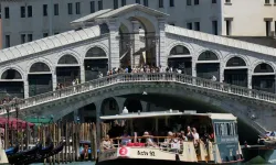 Venedik’te kaos: Çalınan tekneyle tarihi köprüye çarptı