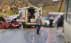 Geçitköy yolunda öğrenci minibüsü ile otomobil çarpıştı: 3 yaralı