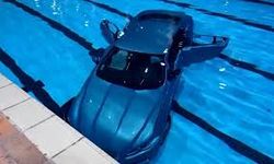 Fren yerine gaza basınca kendini havuzda buldu!