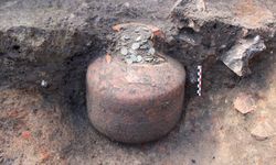 Fransa'da bir köyde on binlerce sikke dolu üç dev küp bulundu