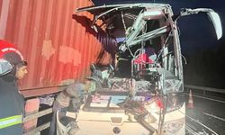 Türkiye'den üzen haber... Yolcu otobüsü TIR'a çarptı: 6 ölü, 11 yaralı