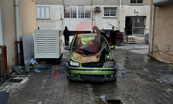 Lefkoşa’da şiddetli rüzgar... Park halindeki aracın üstüne su deposu düştü