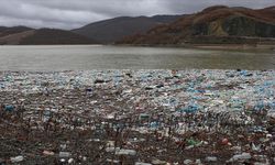 Kosova’da Badovc Baraj Gölü’nün yüzeyi çöp ve atıklarla kaplandı