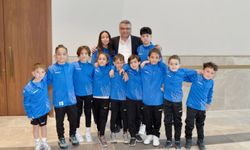 Erhürman, Perçinci Futbol Okulu’ndan sporcular, yöneticiler ve ailelerle görüştü