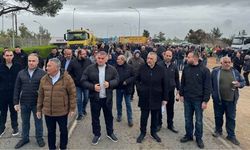 Dikelya çevresindeki köylüler, İngiliz üssü önünde protesto düzenledi