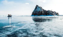 Buz tutan yüzey kırıldı, tur otobüsü dünyanın en derin gölüne düştü!