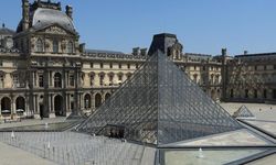 Fransa'da gündemden düşmeyen Louvre Müzesi'nin müdürü istifa etti