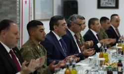 Yılmaz, Mehmetçikle iftar yaptı