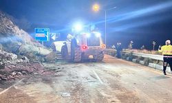 Yola Düşen Kaya Parçaları Temizlendi