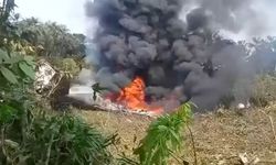 Kolombiya’da 110’dan fazla askeri personeli taşıyan nakliye uçağı düştü