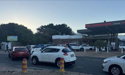 Güney Afrika'da akaryakıt zammı öncesi istasyonlarda uzun kuyruklar oluştu