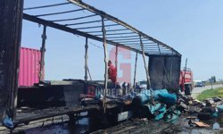 Seyir halindeki tır dorsesinde yangın… İşte detaylar...