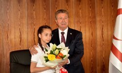 Başbakan koltuğunu Ela İnce'ye devretti