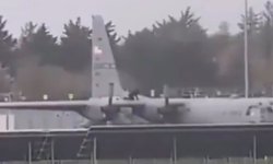 İrlanda'da bir şahıs Amerikan askeri uçağına baltayla saldırdı