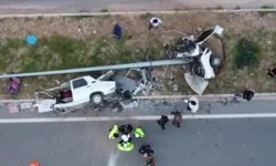 Mersin'de aydınlatma direğine çarpan otomobil ikiye bölündü
