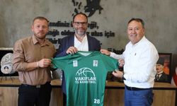 Sadıkoğlu, KKTC Vakıflar Tekerlekli Sandalye Basketbol Takımı’nı kabul etti