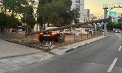 Direksiyon hakimiyetini kaybetti, elektrik direğine çarptı