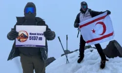Kıbrıslı Türk iki genç Ağrı Dağı’nın zirvesinde bayrak dalgalandırdı