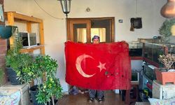 Kıbrıs Barış Harekatı'nda Mehmetçiğin kullandığı Türk bayrağını sandığında 36 yıldır saklıyor