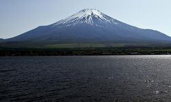 Japonya'da bir baba, Fuji Dağı'na tırmanmak için 7 yaşındaki çocuğunu 2 bin metrede yalnız bıraktı
