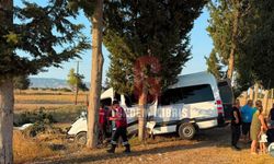 Geçitkale yakınlarında minibüs servi ağaçlarına çarptı: 5 kişi yaralandı