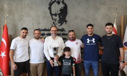 Şampiyonluk kupası Başkan Sadıkoğlu'na getirildi