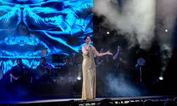 Ebru Gündeş’in dev korosu: Binlerce kişi hep bir ağızdan söyledi