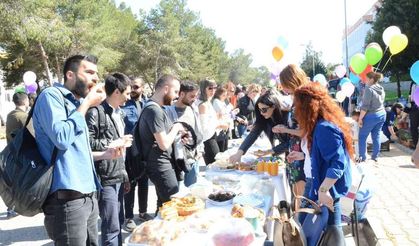 DAÜ'de kanser hastaları yararına kermes gerçekleştirildi