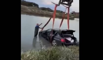 Tehlikeli sürüş yaparken gölete düştü: Yaralanan olmadı
