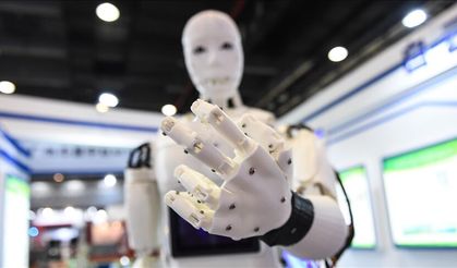 Çin'de bir şirketin ürettiği insansı robot yürüyüş rekoru kırdı
