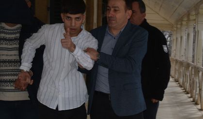 Üç kez bıçaklayarak arkadaşını yaralayan sanığa 6 yıl hapis